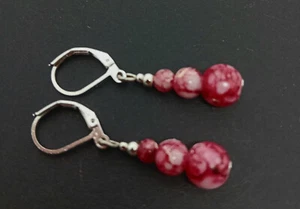 A PAIR OF RED MARBLED GLASS BEAD DANGLY LEVERBACK EARRINGS. CHOICE OF COLOURS. - Picture 1 of 6