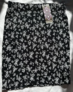 BOOHOO Black And White Ditsy Floral Jersey Mini Skirt, Size 12, BNWT - Picture 1 of 3