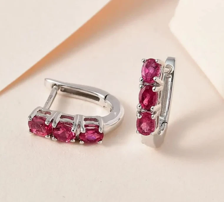 Pendientes de aro Huggie de turmalina rosa natural platino sobre plata de ley 925 Foto 1 de 3