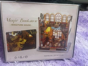 Quanquer Miniatur Haus Bausatz: Magic Book Store Bücherecke mit Möbeln und LED. - Bild 1 von 7
