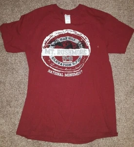 Boys M Black Hills Mt. Rushmore National Monument Facts Red T-shirt Gildan Brand - Picture 1 of 8