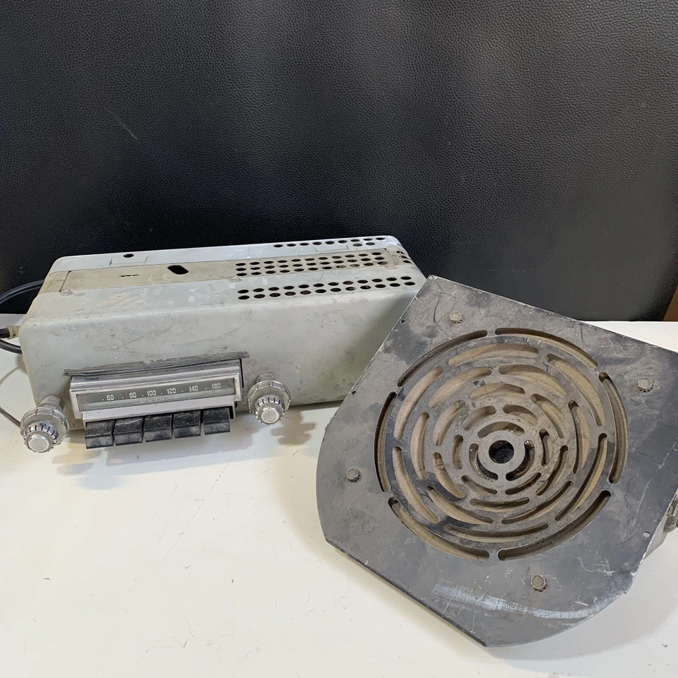 Vintage Oldsmobile 1953 Deluxe 88, Super 88 AM PB Radio Delco 982990 And Speaker - Image 1 of 4