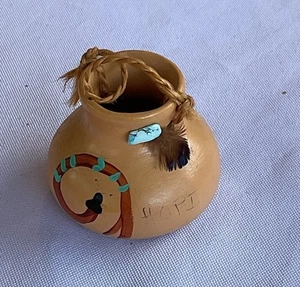 Mini vaso Adobe vintage Hopi fatto a mano con piuma e design dipinto a mano sud-ovest - Foto 1 di 6