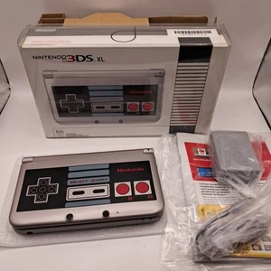 Nintendo 3DS XL Retro NES Silver Edition Sistema palmare completo di scatola CIB VG - Foto 1 di 22