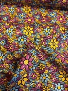 Lila & gelb Blumenmuster 100 % Baumwolle Popeline Stoff. 150 g/m², 45 Zoll breit - Bild 1 von 5