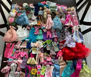 Riesiges Paket Barbie Puppenkleidung Kleider Shirts Hosen Chelsea Zubehör - Bild 1 von 20