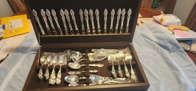 ONEIDA ROGERS 1881 BAROQUE ROSE 86 PC  SILVERPLATE  16 place setting w/box NOS - Image 1 of 4