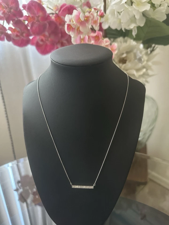 Collar contemporáneo de barra de diamantes de oro blanco de 14 K blanco brillante 0,33 TCW diamante. Foto 1 de 2