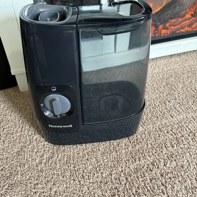 Honeywell HWM845B Humidifier - Black - Image 1 of 3