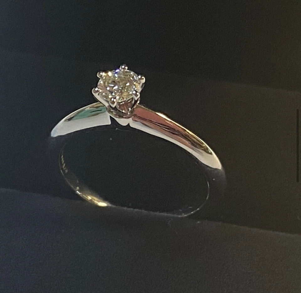 Tiffany & Co. Anillo de compromiso solitario diamante 0,22 platino Foto 1 de 4