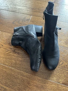 Tamaris schwarze Leder-Stiefeletten mit Blockabsatz Reißverschluss mandelförmige Spitze 39/8,5 M gebraucht, in einwandfreiem Zustand - Bild 1 von 8