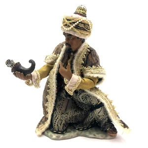2005 Members Mark Nativity 10" Wise Man Porcelain Fabric Embellish Wisemen Knee - Picture 1 of 6