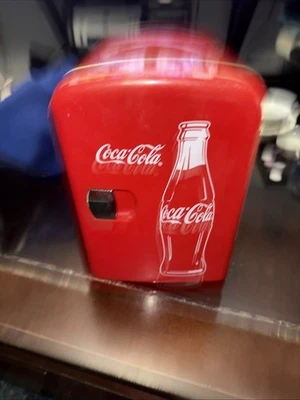Mini frigorifero Coca-Cola Classic Coca Cola con cavo 120v usato altezza 9 1/2" - Immagine 1 di 4