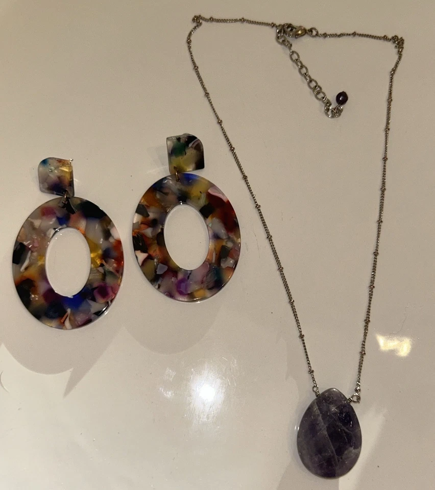 Conjunto de joyería collar colgante de piedra amatista genuina y pendientes de acrílico Foto 1 de 4