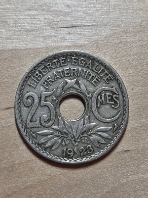 Moneda de 25 céntimos Francia, 1923. KM# 867a, cobre-níquel. Monograma con agujero central. Foto 1 de 4