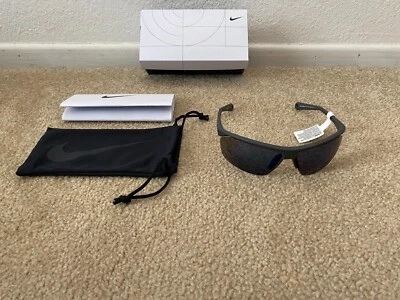 Mujeres Nike Tailwind 12 EV1128-014 Gris Gafas de sol Semi Sin montura Lente Azul Volador Foto 1 de 4