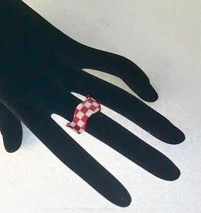 ANILLO ACRÍLICO TALLA 8 EN ROJO Y BLANCO A CUADROS CON BORDE ONDULADO - Imagen 1 de 2