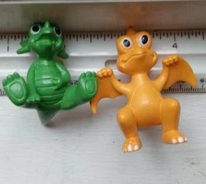 2 Dinosaurier Figuren SAN CARLO Promo PVC Spielzeug Terydactyl + Triceratops süß  - Bild 1 von 5