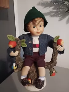 Goebel MJ HUMMEL APFELBAUM JUNGE 13 ZOLL PORZELLANPUPPE SITZEND AUF BAUM (PA) - Bild 1 von 10