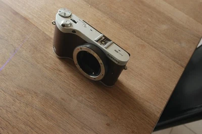 Digitalkamera Samsung NX300 20.3MP Braun Spiegellose System Kamera Body - Bild 1 von 4