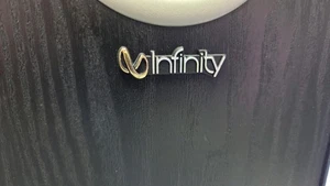 Parte altoparlante Infinity Primus 250 - griglia anteriore e stemma logo armadio 1 pz - Foto 1 di 1
