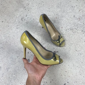 Zapatos de salón Dolce & Gabbana para mujer punta abierta 39 charol amarillo Italia - Imagen 1 de 20