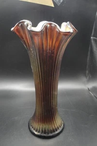 Antike Northwood Carnival Glas dünne Rippe/feine Rippe geschwungene Vase, Amethyst/lila - Bild 1 von 6