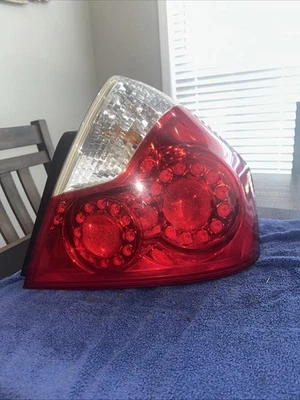 2006 INFINITI M35 M45 右乘客侧尾灯 LED 刹车灯 原始设备制造商 — 第 1/4 张图片