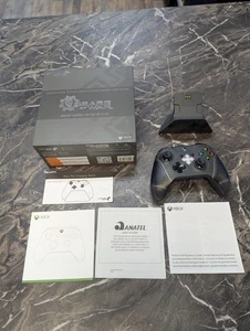 Gears of War Locust Horde Wireless Controller & Pro Charging Stand Xbox One - Picture 1 of 22