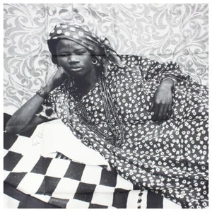 Brochier Soieries 1890. Carré 90. Seydou Keïta Sans titre 1956-57 MAK.128, Soie. - Picture 1 of 7