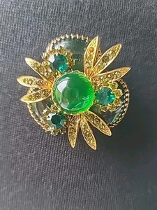 Vintage Blumenbrosche mit einem großen grünen Lucite Cabochon in der Mitte - Bild 1 von 8
