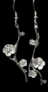 Bonitos Nuevos Pendientes Colgantes Plateados Flor de Ciruela en Rama Gancho - Imagen 1 de 5
