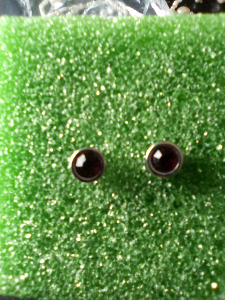 Brincos fantasia cor pedra roxo escuro - Imagem 1 de 4