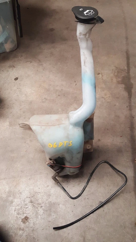 2006 2007 2008 2010 2011 CADILLAC DTS RESERVATÓRIO DE ARRUELA DE PARA-BRISA COM BOMBA  - Imagem 1 de 1