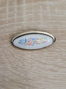 VINTAGE JEWELRY WHITE BROOCH PIN PINK AND BLUE FLOWERS OVAL HAND MADE ENAMEL - Picture 1 of 4