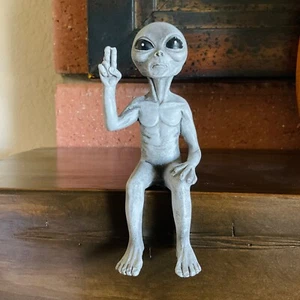 Alien Shelf Sitter Peace Sign 6 in Extraterrestrial Garden Statue Figurine UFO - Picture 1 of 10