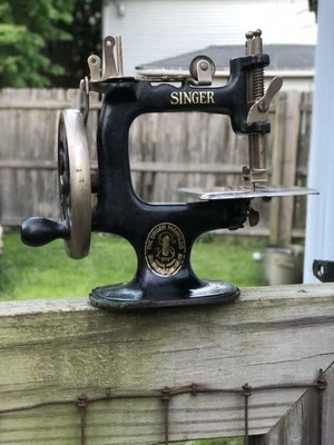 Antigua máquina de coser infantil Singer manivela de hierro fundido modelo EE. UU. rara Foto 1 de 4