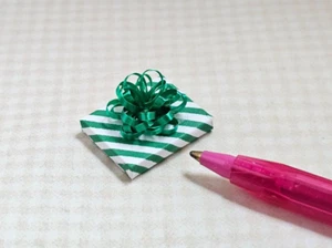 Miniatur einzelnes Weihnachtsgeschenk Geschenk #3 (grüne Schleife) Puppenhaus 1:12 - Bild 1 von 1
