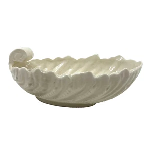Tazón de porcelana hoja de acanto hecho en Japón concha festoneada plato de nueces de caramelo - Imagen 1 de 10