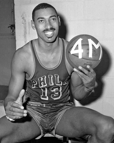 1962 年费城勇士队 WILT CHAMBERLAIN 光面 8 x 10 照片 4,000 点打印 — 第 1/1 张图片