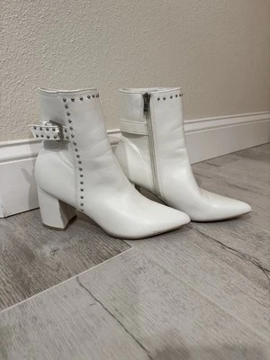 Olivia + Kate Bota Blanca Tachonada Cremallera Taylor Swift Dallas Vaquera Animadora Foto 1 de 4