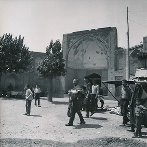 QAZVIN c. 1960 - Population devant la Mosquée du Vendredi Iran - Div 6315 - Picture 1 of 2