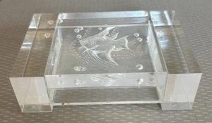 MCM Vintage Lucite Reverso Tallado Océano Peces Baratija Caja Gruesa Gruesa Tapa con Bisagras - Imagen 1 de 14