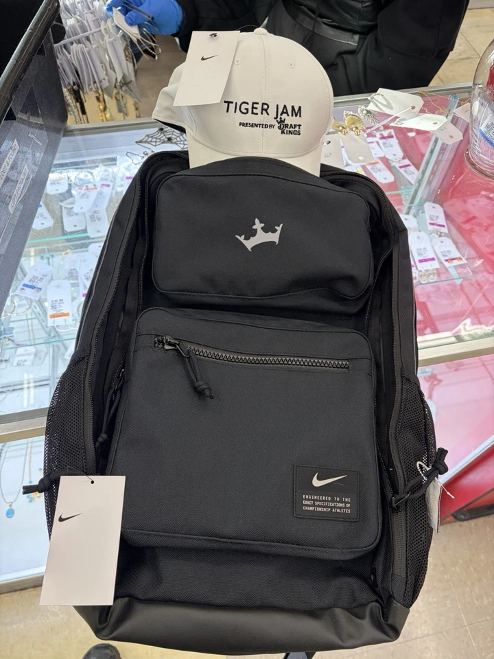 Mochila y sombrero Nike Tiger Woods Charity Drafts King y Utility Power Training Foto 1 de 1