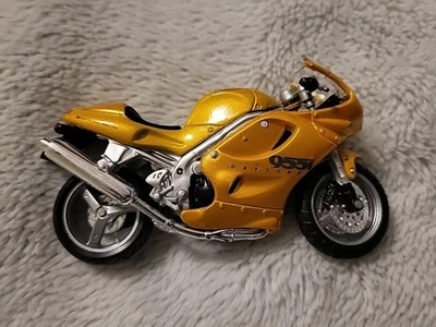 Maisto Gold Triumph Daytona 955i Motorcycle, 1:18 Diecast Metal - Image 1 of 4