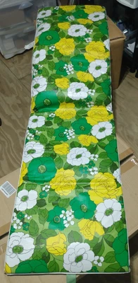 COJÍN CHAISE SEAT EXTERIOR VINILO 19" X 66" VINTAGE VERDE AMARILLO BLANCO FLORES Foto 1 de 4