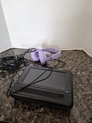 Портативный DVD-плеер RCA (7») с фиолетовой гарнитурой - Изображение 1 из 4