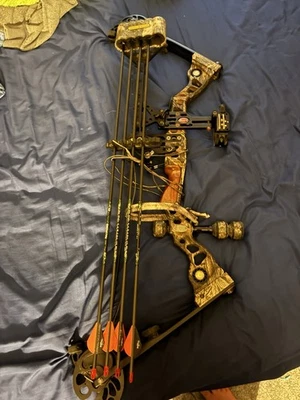 Mattews Solo Cam Compound Bow Right Hand 60-70 Lb. Draw Weight Needs New Strings - Image 1 of 4