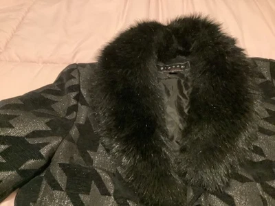 Abrigo negro mediano de giacca hasta la rodilla con ribete de piel extraíble. Foto 1 de 4