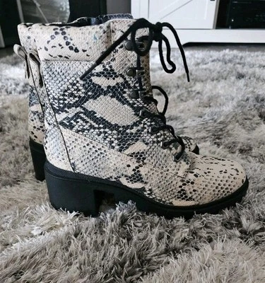 Botas de combate Madden Girl por Steve Madden Dillian robusta estampa de réptil tamanho 9 M - Imagem 1 de 4